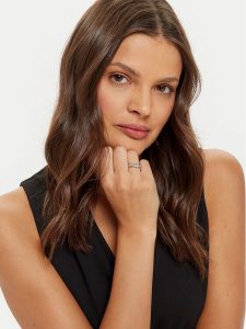 Guess Pierścionek JUBR04 575JW Srebrny. Szare kolczyki Guess, srebrne. Za 199,99 zł.