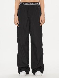 Tommy Jeans Spodnie dresowe DW0DW17316 Czarny Baggy Fit. Czarne spodnie dresowe Tommy Jeans, s, bez wzorów, z dresówki. Za 469,99 zł.