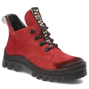 Czerwone Botki Damiss Wygodne Buty Damskie. Czerwone botki Damiss, bez wzorów, ze skóry, bez obcasa, bez zapięcia. Za 382,99 zł.