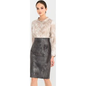 Sukienka w kolorze beżowo-szarym. Sukienki marki Far Far Fashion. W wyprzedaży za 114,95 zł.