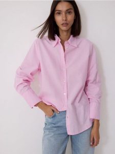 Bawełniana koszula - różowy. Czerwone koszule Reserved, l, bez wzorów, z bawełny, bez kołnierzyka, bez ramiączek. W wyprzedaży za 59,99 zł.