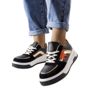 Czarne sneakersy eko zamszową wstawką Kollins. Czarne trampki bez wzorów, z zamszu, bez zapięcia. Za 82,20 zł.