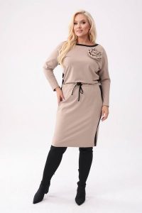 Elegancka beżowa ołówkowa sukienka Raya z czarnymi wstawkami i odpinaną różą PLUS SIZE XXL OVERSIZE. Brązowe sukienki Moda Size Plus Iwanek, do pracy, plus size, z aplikacjami, z materiału, biznesowe, bez kołnierzyka, plus size, bez ramiączek, midi, dopasowane. W wyprzedaży za 179,90 zł.