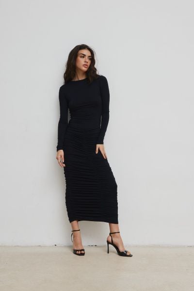 Sukienka z marszczeniami w kolorze TOTALLY BLACK - PIURA. Czarne sukienki Marsala, na spotkanie biznesowe, uniwersalny, bez wzorów, z elastanu, eleganckie, bez kołnierzyka, bez ramiączek, maxi. Za 429,90 zł.