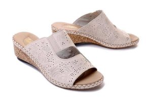 RIEKER 66191-60 beige, klapki damskie. Brązowe klapki Rieker, w ażurowe wzory, ze skóry, bez obcasa, na koturnie. Za 173,94 zł.
