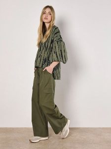 Apricot Bluzka w kolorze czarno-oliwkowym rozmiar: S. Brązowe bluzki Apricot, s, bez wzorów, bez kołnierzyka, bez ramiączek. Za 57,06 zł.