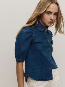 Jeansowa koszula z ozdobnymi guzikami - niebieski. Niebieskie koszule Reserved, l, bez wzorów, z bawełny, bez kołnierzyka, bez ramiączek. W wyprzedaży za 99,99 zł.