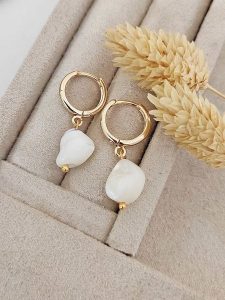 Luja Bijoux Pozłacane kolczyki-kreole z masą perłową rozmiar: onesize. Białe kolczyki Luja Bijoux, z perłą, pozłacane. Za 68,45 zł.