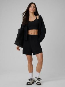 4F Spodenki dresowe z modalem damskie - czarne M. Czarne szorty 4f, bez wzorów, z dresówki. Za 129,99 zł.