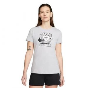 Koszulka sportowa damska Nike W Nsw Tee Ss Vday. Szare koszulki sportowe Nike, bez wzorów, bez ramiączek. W wyprzedaży za 121,80 zł.