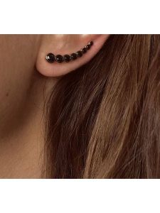 Les Favorites Pozłacane kolczyki-wkrętki z cyrkoniami rozmiar: onesize. Czarne kolczyki Les Favorites, z cyrkonią, pozłacane. Za 86,99 zł.