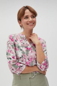 Wiskozowa koszula z kwiatowym wzorem fuksjowa. Koszule MOODO, bez wzorów, z wiskozy, bez kołnierzyka, bez ramiączek. Za 99,99 zł.