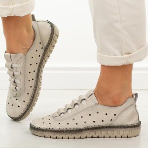 Beżowe skórzane półbuty damskie Filippo Dp7619/26. Brązowe półbuty Filippo, na lato, bez wzorów, z jeansu, z okrągłym noskiem, bez obcasa, na płaskiej podeszwie, bez zapięcia. W wyprzedaży za 197,10 zł.