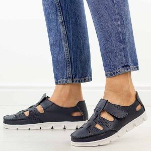 Granatowe przewiewne skórzane półbuty damskie Sergio Leone sp004. Niebieskie półbuty Sergio Leone, na lato, bez wzorów, z jeansu, z okrągłym noskiem, bez obcasa, na płaskiej podeszwie, bez zapięcia. Za 199,00 zł.