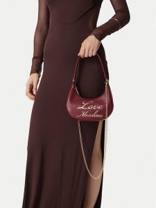 LOVE MOSCHINO Torebka JC4116PP1PLO1552 Bordowy. Czerwone torebki klasyczne LOVE MOSCHINO, bez wzorów, ze skóry, bez dodatków. Za 657,99 zł.