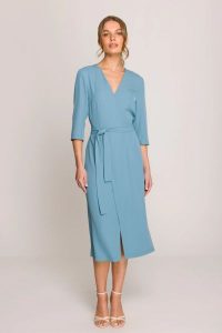 Elegancka sukienka midi z dekoltem V i rozcięciem niebieska. Niebieskie sukienki Stylove, do pracy, na lato, uniwersalny, bez wzorów, z elastanu, biznesowe, bez kołnierzyka, dla wysokich, bez ramiączek, midi, dopasowane. Za 389,00 zł.