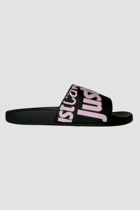 JUST CAVALLI Czarne klapki z fioletowym logo Fondo Pool, Rozmiar 36. Czarne klapki Just Cavalli, bez wzorów, bez obcasa. W wyprzedaży za 210,99 zł.