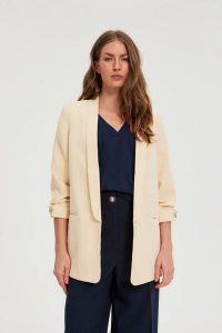 Marynarka z marszczonymi rękawami żółta. Żółte marynarki i żakiety MOODO, l, bez wzorów, z elastanu. Za 159,99 zł.