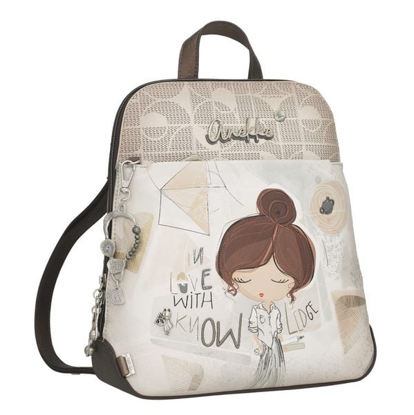 Plecak damski Anekke, z dekoracyjnym nadrukiem i metalowym logo zapinany na zamek z wygodną rączką regulowanymi szelkami oraz ozdobnym brelokiem, beż. Brązowe plecaki Anekke. Za 389,00 zł.