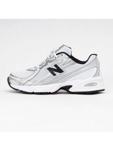 New Balance Sneakersy "740" w kolorze srebrno-biało-czarnym rozmiar: 37,5. Białe trampki New Balance, bez wzorów, bez zapięcia. Za 461,21 zł.
