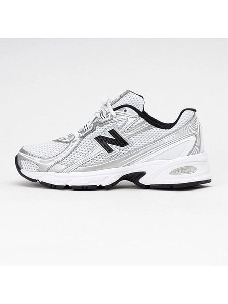 New Balance Sneakersy "740" w kolorze srebrno-biało-czarnym rozmiar: 40,5. Białe trampki New Balance, bez wzorów, bez zapięcia. Za 437,17 zł.