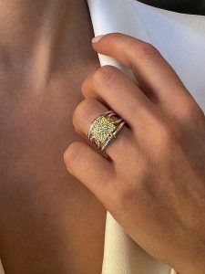 DI GIORGIO Pozłacany pierścionek ze szmaragdami rozmiar: 50. Szare pierścionki DI GIORGIO, z szmaragdem, pozłacane. Za 201,45 zł.