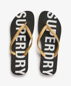 Superdry Klapki Code Essential z gumy – Czarny/Złoto metaliczne. Czarne klapki Superdry, bez wzorów, z gumy, bez obcasa. Za 104,55 zł.