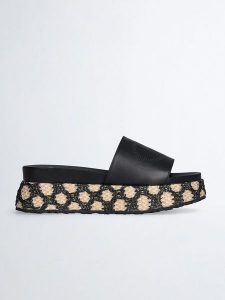 Liu Jo Klapki w kolorze czarnym rozmiar: 38. Czarne klapki Liu Jo, bez wzorów, z otwartym noskiem, bez obcasa, na platformie. Za 315,95 zł.
