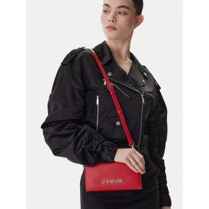 Torebka LOVE MOSCHINO. Czerwone torebki klasyczne LOVE MOSCHINO, bez wzorów, bez dodatków. Za 640,99 zł.