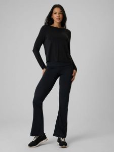 4F Legginsy z rozszerzanymi nogawkami damskie - czarne S. Czarne legginsy 4f, bez wzorów, z dzianiny. Za 129,99 zł.