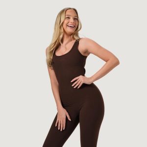 Kombinezon damski fitness bez rękawów slim fit NEO Mocha. Brązowe kombinezony GYMBEAM, s, bez wzorów, z dresówki, bez kołnierzyka, bez ramiączek, długie. Za 171,90 zł.