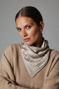 APASZKA THEA BEŻOWA One size - Flawless. Brązowe apaszki i chusty Flawless, bez wzorów, eleganckie. Za 197,00 zł.