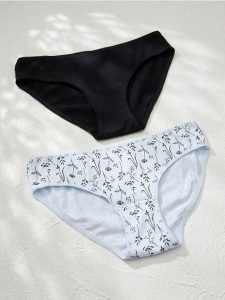 Bawełniane majtki figi z motywem kwiatowym 2 pack - wielobarwny. Figi Sinsay, bez wzorów, z bawełny. Za 9,99 zł.