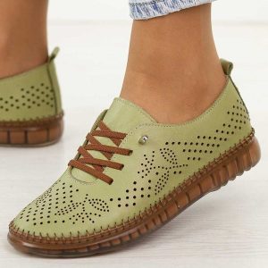 Zielone ażurowane skórzane półbuty damskie T.Sokolski 302. Zielone półbuty Sokolski, na jesień, bez wzorów, z jeansu, z okrągłym noskiem, bez obcasa, na płaskiej podeszwie, bez zapięcia. Za 259,00 zł.