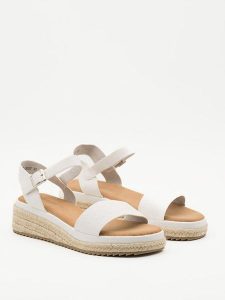 Belucci Sandały w kolorze białym na koturnie rozmiar: 38. Białe sandały Belucci, bez wzorów, z otwartym noskiem, bez obcasa, na koturnie, bez zapięcia. Za 114,44 zł.