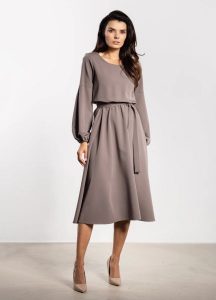 Elegancka sukienka rozkloszowana z długim rękawem taupe. Szare sukienki Infinite You, do pracy, l, bez wzorów, z materiału, biznesowe, bez kołnierzyka, bez ramiączek, midi, dopasowane. Za 309,00 zł.