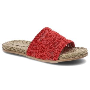 Klapki damskie Artiker, z materiału tekstylnego z szerokim haftowanym paskiem na przodzie wsuwaną konstrukcją i plecioną wkładką o wyraźnej strukturz. Czerwone klapki ARTIKER, bez wzorów, bez obcasa. Za 79,00 zł.