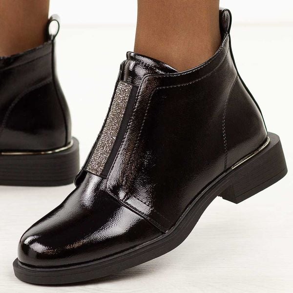 Czarne lakierowane botki damskie S.Barski 52-506. Czarne botki S.BARSKI, na jesień, z aplikacjami, z jeansu, z okrągłym noskiem, bez obcasa, na płaskiej podeszwie, bez zapięcia. W wyprzedaży za 206,10 zł.