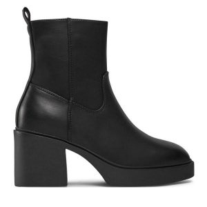 Botki ONLY. Czarne botki ONLY, bez wzorów, bez obcasa, na słupku, bez zapięcia. Za 339,99 zł.