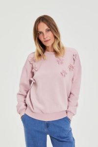 Bluza z kwiatkami różowa. Czerwone bluzy MOODO, l, bez wzorów, z bawełny, bez kaptura. Za 129,99 zł.
