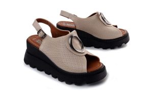Artiker Relaks 56C0111 Beżowy, sandały damskie. Brązowe sandały Artiker Relaks, bez wzorów, ze skóry, bez obcasa, na koturnie, bez zapięcia. Za 284,90 zł.