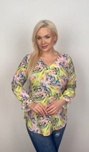 Elegancka bluzka w odcieniach żółtego PLUS SIZE XXL. Żółte bluzki Nasi partnerzy, plus size, bez wzorów, z poliesteru, eleganckie, bez kołnierzyka, plus size, bez ramiączek. Za 199,90 zł.