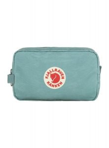 Saszetka Fjallraven Kanken Gear Bag - sky blue. Niebieskie nerki i saszetki Fjällräven, bez wzorów, z tkaniny. Za 136,29 zł.