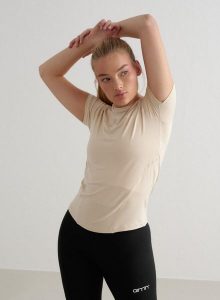 Damski top odprowadzający wilgoć, szybkoschnący, miękki Soft Basic beżowy. Białe topy AIM'N, m, bez wzorów, z dzianiny, klasyczne, bez kołnierzyka, bez ramiączek. Za 104,00 zł.