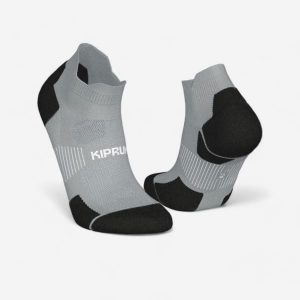 Skarpetki do biegania Kiprun Run 900 niskie cienkie. Skarpetki KIPRUN, bez wzorów, z elastanu. Za 34,99 zł.