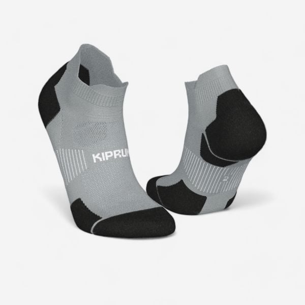 Skarpetki do biegania Kiprun Run 900 niskie cienkie. Skarpetki KIPRUN, bez wzorów, z elastanu. Za 34,99 zł.