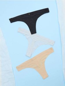 Stringi 3 pack - wielobarwny. Stringi Sinsay, z aplikacjami, z materiału. Za 25,99 zł.