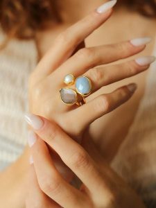 L'Atelier de Gaia Pozłacany pierścionek z kamieniami szlachetnymi i perłą rozmiar: onesize. Brązowe pierścionki L'Atelier de Gaia, z opalem, pozłacane. Za 74,28 zł.