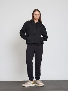 BGN Spodnie dresowe w kolorze czarnym rozmiar: 38. Czarne spodnie dresowe BGN, bez wzorów, z dresówki. Za 108,99 zł.