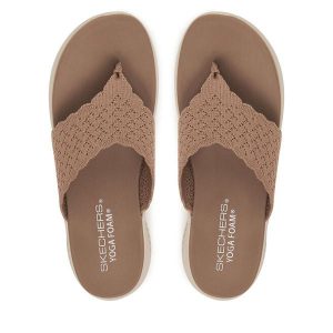 Japonki Skechers. Brązowe klapki Skechers, bez wzorów, bez obcasa. Za 229,99 zł.